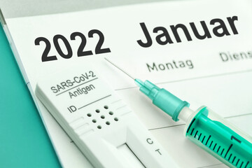 Deutscher Kalender Januar 2022 Corona Pandemie mit Impfpflicht und Antigen Test SARS-CoV-2