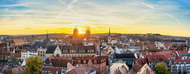 Panoramablick über die wunderschöne historische Altstadt mit Dom und Krämerbrücke in Erfurt,...