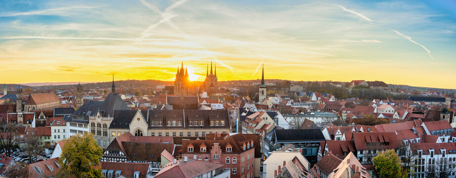 Panoramablick über die wunderschöne historische Altstadt mit Dom und Krämerbrücke in Erfurt, Thüringen, Deutschland
