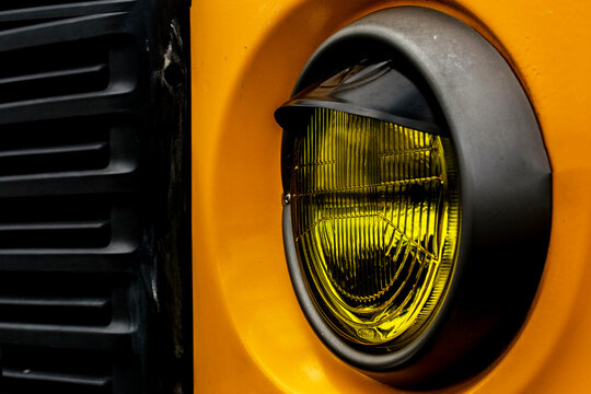 Farol de uma Perua Kombi carro popular reformado para item de colecionador. Exposi&ccedil;&atilde;o de carros antigos Paquembu S&atilde;o Paulo, Brasil.