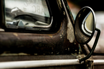 Retrovisor redondo de um fusca antigo um carro raro sendo mostrado em uma exposição de carros antigo no Pacaembu, São Paulo, Brasil. - obrazy, fototapety, plakaty