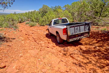 Obraz na płótnie Canvas 4 wheel drive pickup truck making its way down a rocky road near Drake Arizona.