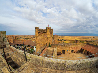 Torres y almenas en el castillo de Oropesa, Toledo