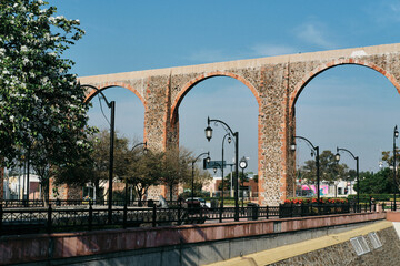 Acueducto de Querétaro visto desde Bernardo Quintana Arcos de Querétaro.  - obrazy, fototapety, plakaty