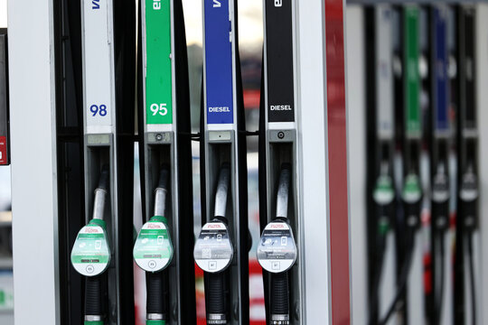 Dystrybutor paliwa na stacji benzynowej w europie z tablicą z cenami.