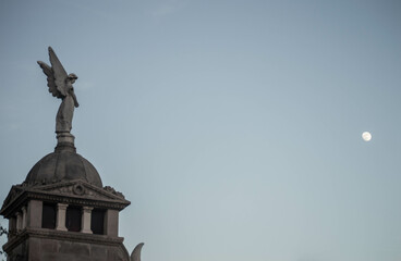 El ángel y la luna