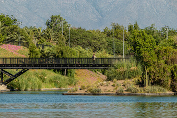 Turista de paseo en el parque cruzando un puente 