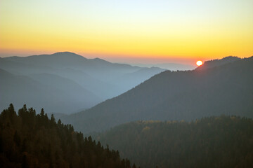 Obraz premium The sun is setting over the mountains.