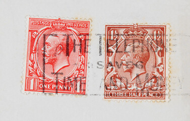 briefmarke stamp vintage retro alt old gestempelt used frankiert cancel gebraucht papier paper slogan werbung The Telephone saves Time and Money one penny gb england uk rot braun revenue könig king