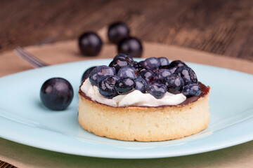 tartlet with chocolate and buttercream with blueberries