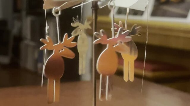Goldene Elche drehen sich am Weihnachtskarussell