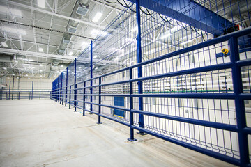 escaleras de metal color gris, azules en nave industrial, render