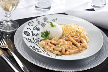 Prato com estrogonofe de frango arroz e. batata palha