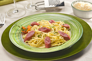 Pratos com macarrão com salsicha