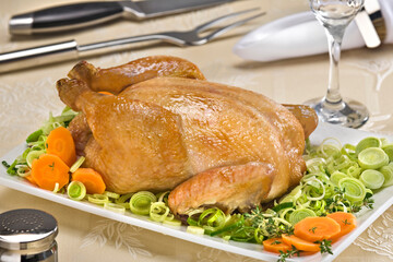 Frango assado acompanhado com cebolas  e cenouras