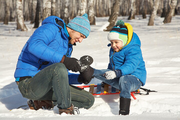 playing father and son in the winter outdoors - 472500592