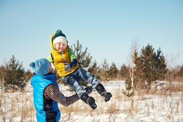 playing father and son in the winter outdoors - 472500595