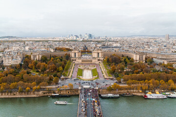 Blick vom Eiffelturm über die Stadt Paris