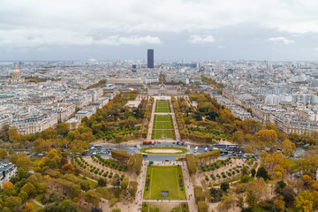 Blick vom Eiffelturm über die Stadt Paris