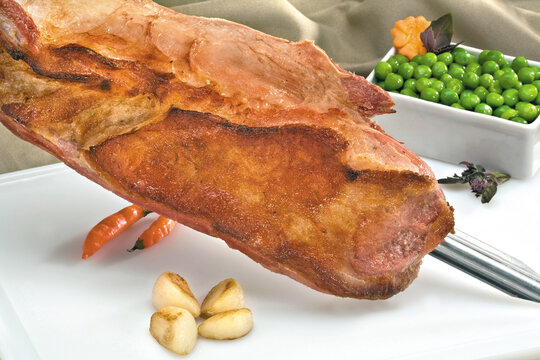 Comida; Alimento; Restaurante; Saud&aacute;vel; Alimenta&ccedil;&atilde;o; Pratos; Carnes; Del&iacute;cias; Nutri&ccedil;&atilde;o; Cozinha; Pe&ccedil;a de Carne; Pe&ccedil;a inteira; Carne no Espeto; alho; pimenta; ervilha