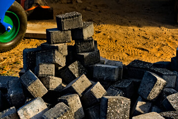 Pryzma kostki brukowej . Taczki , opona .  Prysty paving stones. Wheelbarrow, tire. © Grzegorz
