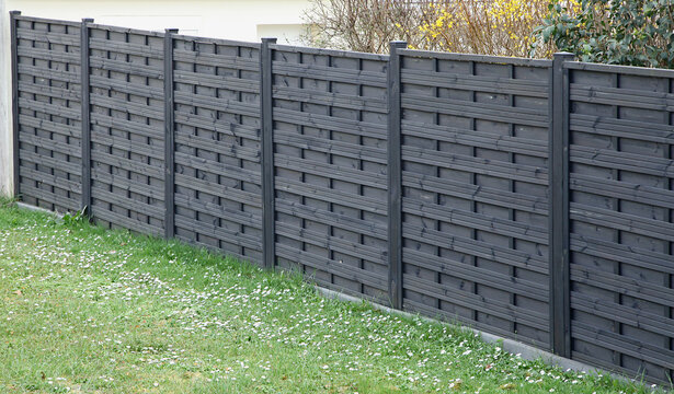 Cl&ocirc;ture en panneaux de bois