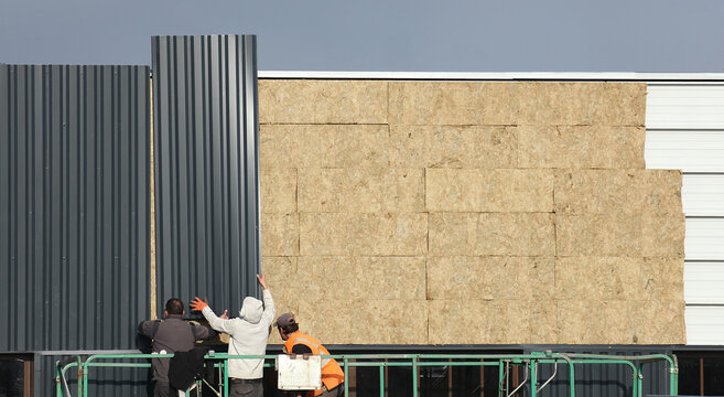 Pose d'un bardage sur un bat&icirc;ment