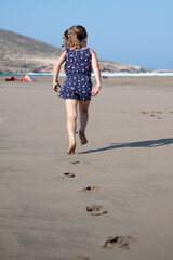 Mädchen rennt am Strand von Rhodos