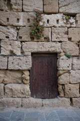 Tür in alter Steinmauer bei Rhodos Stadt - 472504786