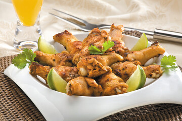 Prato com coxa de frango acompanhado com limão