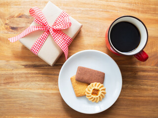 Obraz na płótnie Canvas クッキーとホットコーヒー、プレゼント