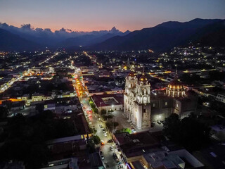 Fototapeta premium Toma aerea de las luces de la catedral de autlan de navarro, jalisco, mexico