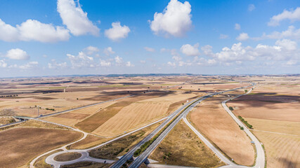 Panorámica campos Castilla la mancha España carretera cielo azul con nubes