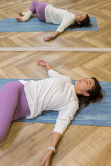 スタジオでヨガを練習している女性ヨガインストラクター