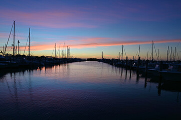 Obraz premium Boats docked in marina in Miami, Florida at sunrise on clear autumn morning.