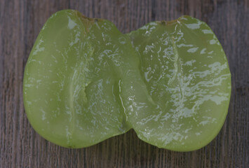 Green muscat grapes are small to medium in size and are round to oblong in shape, growing in tight clusters on medium-sized, cylindrical bunches