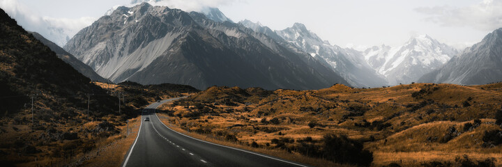 Prachtig uitzicht op een weg die leidt naar Mount Cook, Nieuw-Zeeland banner