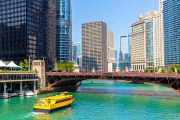 Fototapeta premium Sightseeing cruise at Chicago river
