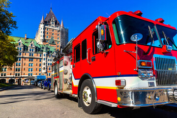 Fototapeta na wymiar Fire engine truck, Frontenac Castle in Quebec
