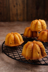 Kue lemon. Mini lemon bundt cakes topped with lemon glaze 