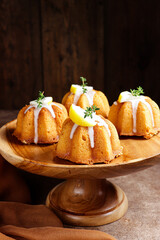 Kue lemon. Mini lemon bundt cakes topped with lemon glaze 