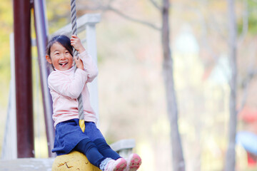 公園で遊ぶ女の子