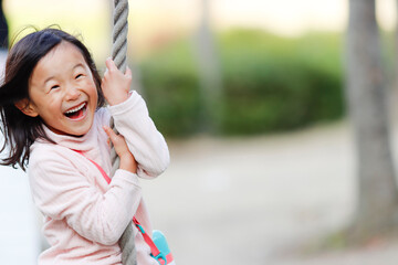 公園で遊ぶ女の子
