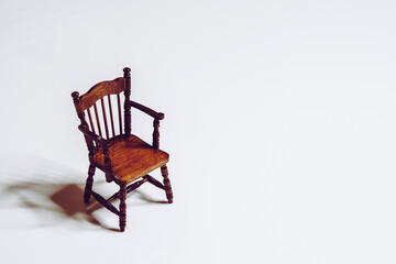 木製のミニチュアの椅子