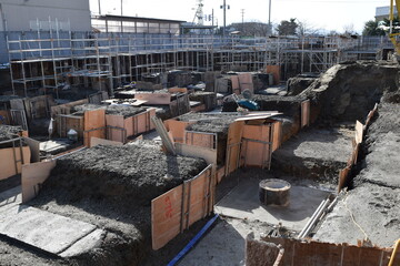 施工中のビル基礎工事現場