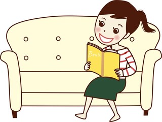 ソファーで本を読む笑顔の若い女性。
