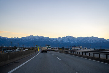 富山県立山町、上市町にある剱岳を見るために雪が積もる冬の中山を登山する風景 A view of climbing a mountain in winter with snow to see Tsurugidake in Tateyama and Kamiichi towns, Toyama Prefecture.