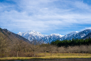 富山県立山町、上市町にある剱岳を見るために雪が積もる冬の中山を登山する風景 A view of climbing a mountain in winter with snow to see Tsurugidake in Tateyama and Kamiichi towns, Toyama Prefecture.