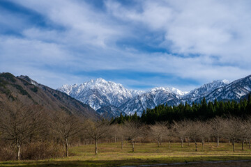 富山県立山町、上市町にある剱岳を見るために雪が積もる冬の中山を登山する風景 A view of climbing a mountain in winter with snow to see Tsurugidake in Tateyama and Kamiichi towns, Toyama Prefecture.