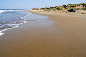 車で走れる海岸で知られる千里浜なぎさドライブウェイ